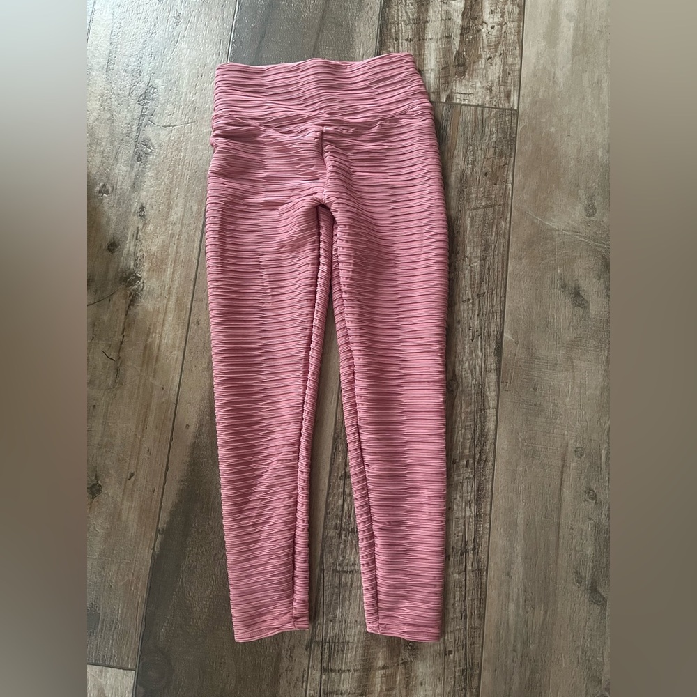 Blush pink leggings with scrunching on the back of them. Never worn!